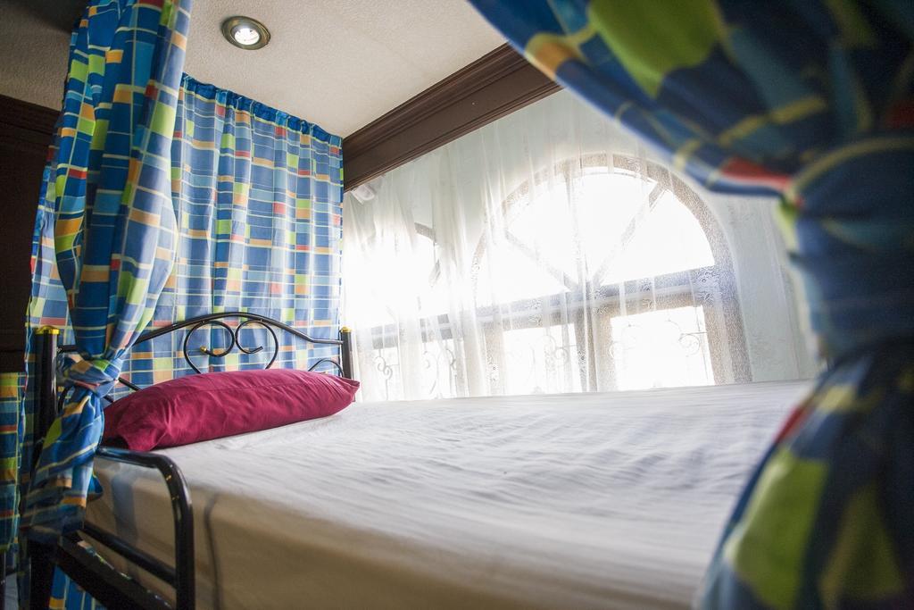 Mad Cow Hostel Банкок Стая снимка
