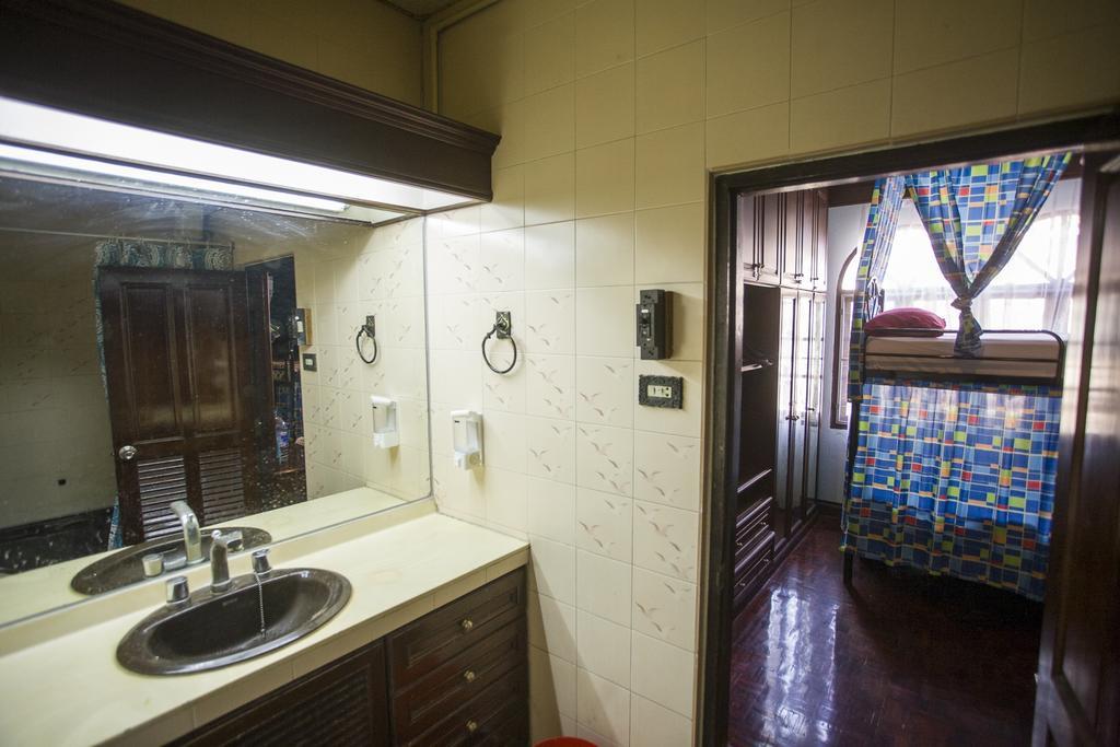 Mad Cow Hostel Банкок Стая снимка