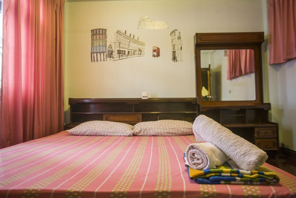 Mad Cow Hostel Банкок Стая снимка