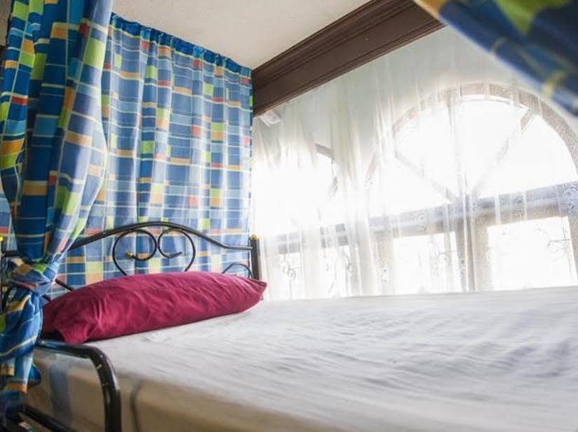 Mad Cow Hostel Банкок Екстериор снимка