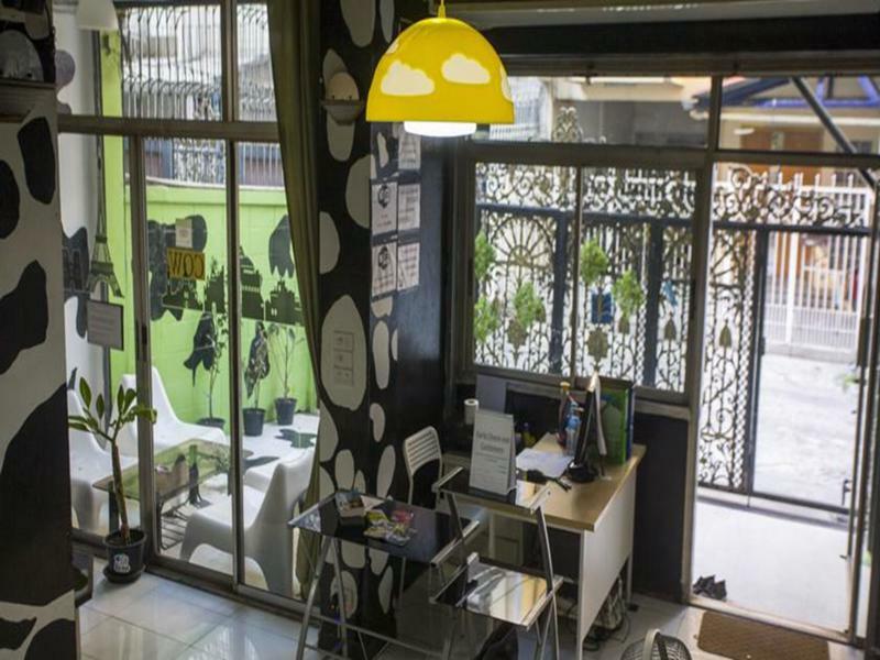 Mad Cow Hostel Банкок Екстериор снимка
