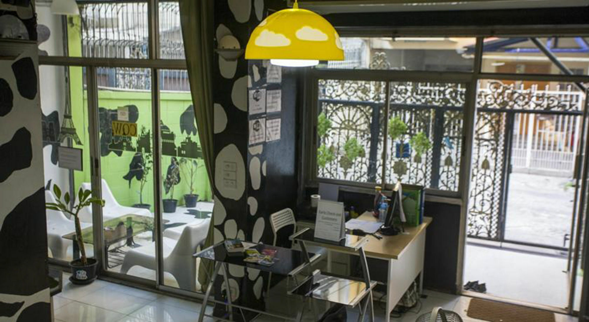 Mad Cow Hostel Банкок Екстериор снимка