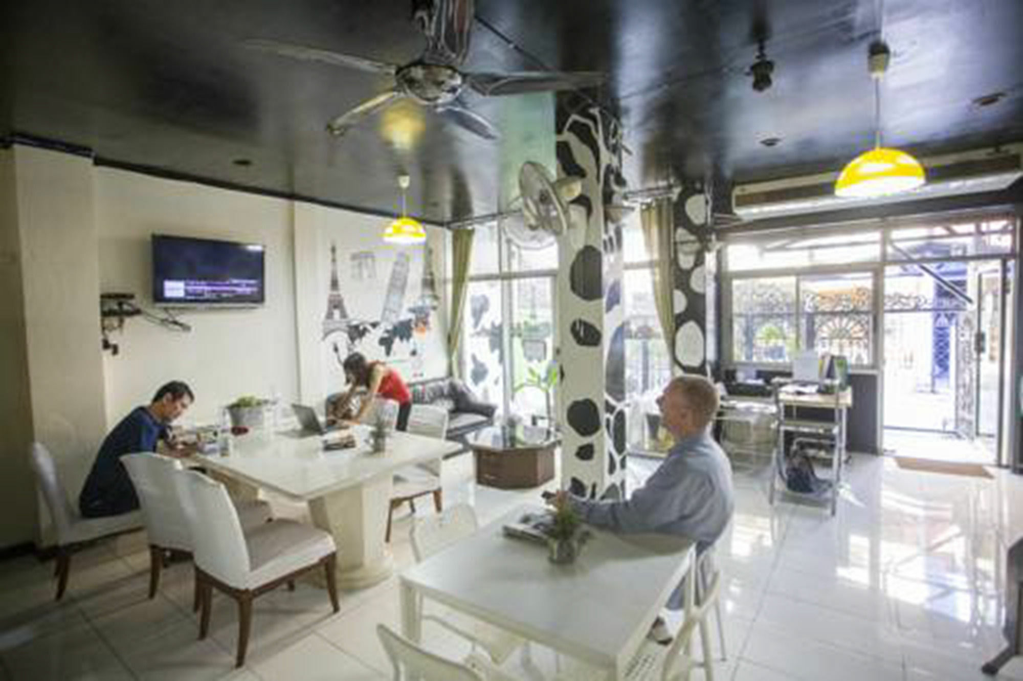Mad Cow Hostel Банкок Екстериор снимка