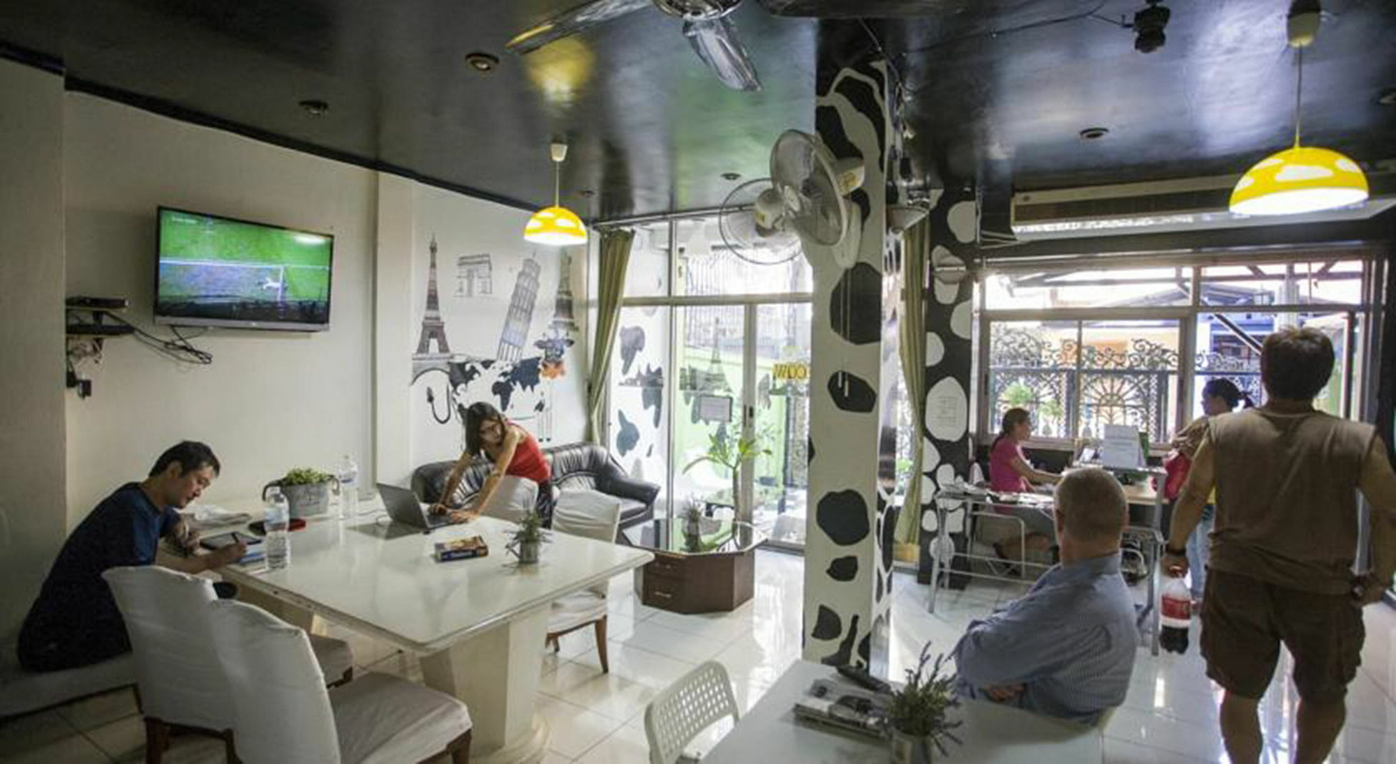 Mad Cow Hostel Банкок Екстериор снимка